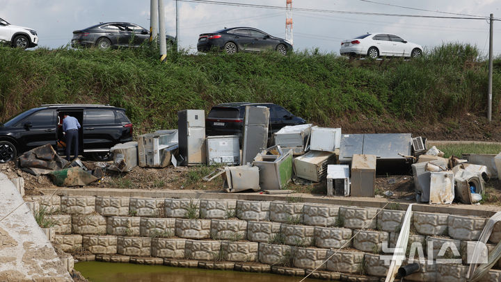 [예산=뉴시스] 고승민 기자 = 22일 충남 예산군 삽교읍 하포리2구 일대 수해를 입은 농가 한켠에 흙탕물을 뒤집어 쓴 가전제품들이 놓여져 있다. 2025.07.22. kkssmm99@newsis.com