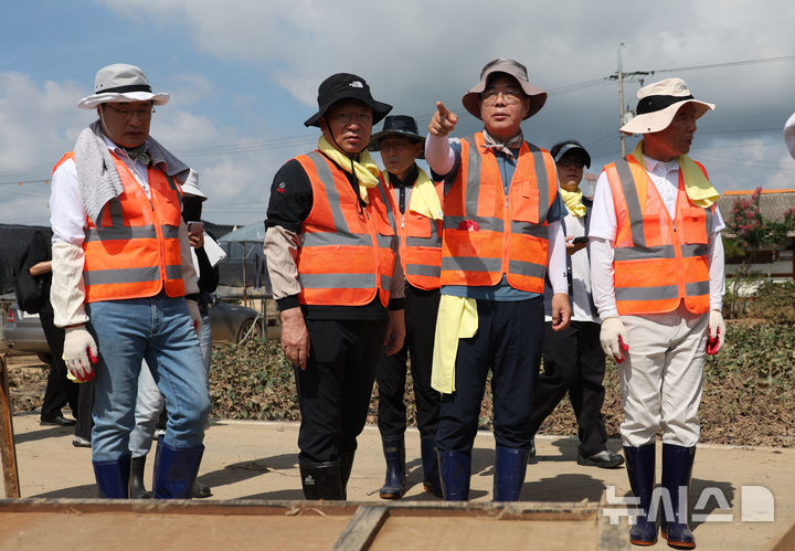 [예산=뉴시스] 고승민 기자 = 국민의힘 송언석 비상대책위원장과 정점식 등 의원들이 22일 충남 예산군 삽교읍 하포리2구에서 수해복구 봉사활동을 하기 전 피해상황을 살피고 있다. 2025.07.22. kkssmm99@newsis.com