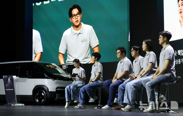 [광명=뉴시스] 황준선 기자 = 지난 22일 경기 광명시 아이벡스 스튜디오에서 열린 '더 기아 PV5 테크 데이'에서 기아 연구개발진들이 PV5를 소개하고 있다.기아 최초의 전동화 전용 목적기반차량(PBV, Purpose-Built Vehicle)인 PV5는 부품이 모듈화된 플렉시블 바디 시스템(Flexible Body System)을 적용해 고객의 요구에 따라 패밀리카, 캠핑카, 업무용 차량 등 최대 16종의 조합이 가능한 것이 특징이다. 2025.07.23. hwang@newsis.com