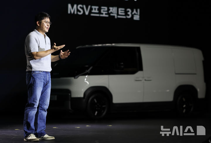 [광명=뉴시스] 황준선 기자 = 주석하 기아 MSV 프로젝트 3실 상무가 지난 22일 경기 광명시 아이벡스 스튜디오에서 열린 '더 기아 PV5 테크 데이'에서 환영사를 하고 있다.기아 최초의 전동화 전용 목적기반차량(PBV, Purpose-Built Vehicle)인 PV5는 부품이 모듈화된 플렉시블 바디 시스템(Flexible Body System)을 적용해 고객의 요구에 따라 패밀리카, 캠핑카, 업무용 차량 등 최대 16종의 조합이 가능한 것이 특징이다. 2025.07.23. hwang@newsis.com