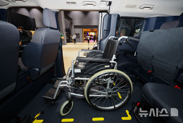 [광명=뉴시스] 황준선 기자 = 지난 22일 경기 광명시 아이벡스 스튜디오에서 열린 '더 기아 PV5 테크 데이'에 PV5 차량이 전시되어 있다.기아 최초의 전동화 전용 목적기반차량(PBV, Purpose-Built Vehicle)인 PV5는 부품이 모듈화된 플렉시블 바디 시스템(Flexible Body System)을 적용해 고객의 요구에 따라 패밀리카, 캠핑카, 업무용 차량 등 최대 16종의 조합이 가능한 것이 특징이다. 2025.07.23. hwang@newsis.com