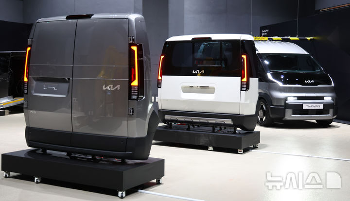 [광명=뉴시스] 황준선 기자 = 지난 22일 경기 광명시 아이벡스 스튜디오에서 열린 '더 기아 PV5 테크 데이'에 PV5의 모듈화 된 부품들인 플렉시블 바디 시스템(Flexible Body System)이 전시되어 있다.기아 최초의 전동화 전용 목적기반차량(PBV, Purpose-Built Vehicle)인 PV5는 부품이 모듈화된 플렉시블 바디 시스템(Flexible Body System)을 적용해 고객의 요구에 따라 패밀리카, 캠핑카, 업무용 차량 등 최대 16종의 조합이 가능한 것이 특징이다. 2025.07.23. hwang@newsis.com