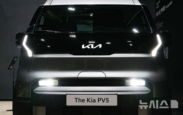 [광명=뉴시스] 황준선 기자 = 지난 22일 경기 광명시 아이벡스 스튜디오에서 열린 '더 기아 PV5 테크 데이'에 PV5 차량이 전시되어 있다.기아 최초의 전동화 전용 목적기반차량(PBV, Purpose-Built Vehicle)인 PV5는 부품이 모듈화된 플렉시블 바디 시스템(Flexible Body System)을 적용해 고객의 요구에 따라 패밀리카, 캠핑카, 업무용 차량 등 최대 16종의 조합이 가능한 것이 특징이다. 2025.07.23. hwang@newsis.com