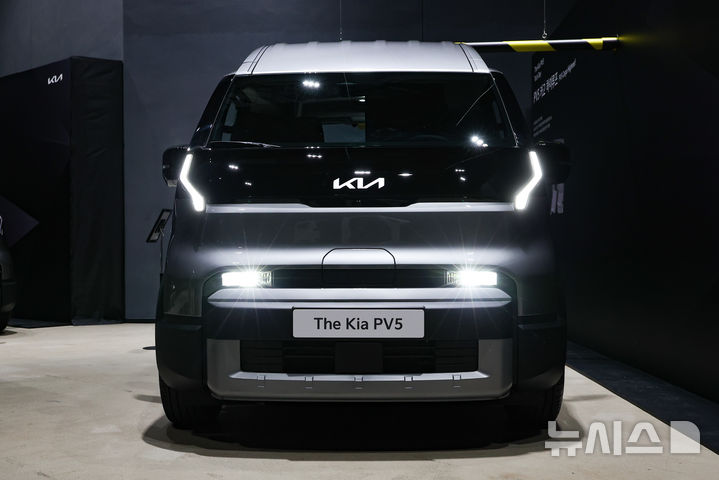 [광명=뉴시스] 황준선 기자 = 지난 22일 경기 광명시 아이벡스 스튜디오에서 열린 '더 기아 PV5 테크 데이'에 PV5 차량이 전시되어 있다.기아 최초의 전동화 전용 목적기반차량(PBV, Purpose-Built Vehicle)인 PV5는 부품이 모듈화된 플렉시블 바디 시스템(Flexible Body System)을 적용해 고객의 요구에 따라 패밀리카, 캠핑카, 업무용 차량 등 최대 16종의 조합이 가능한 것이 특징이다. 2025.07.23. hwang@newsis.com