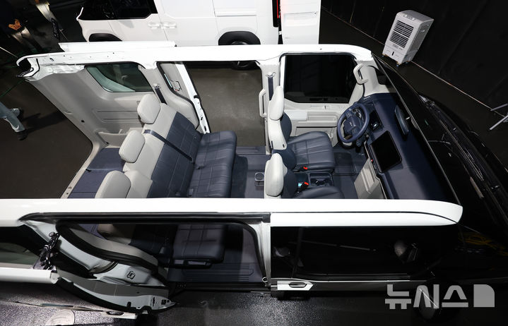 [광명=뉴시스] 황준선 기자 = 지난 22일 경기 광명시 아이벡스 스튜디오에서 열린 '더 기아 PV5 테크 데이'에 PV5 차량이 전시되어 있다.기아 최초의 전동화 전용 목적기반차량(PBV, Purpose-Built Vehicle)인 PV5는 부품이 모듈화된 플렉시블 바디 시스템(Flexible Body System)을 적용해 고객의 요구에 따라 패밀리카, 캠핑카, 업무용 차량 등 최대 16종의 조합이 가능한 것이 특징이다. 2025.07.23. hwang@newsis.com