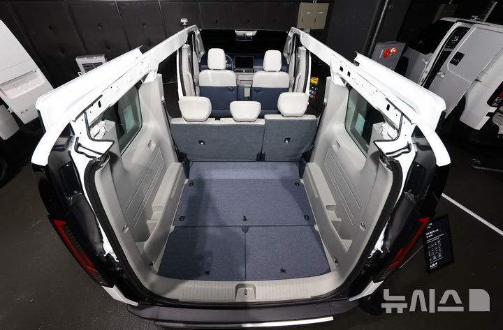 [광명=뉴시스] 황준선 기자 = 지난 22일 경기 광명시 아이벡스 스튜디오에서 열린 '더 기아 PV5 테크 데이'에 PV5 차량이 전시되어 있다.기아 최초의 전동화 전용 목적기반차량(PBV, Purpose-Built Vehicle)인 PV5는 부품이 모듈화된 플렉시블 바디 시스템(Flexible Body System)을 적용해 고객의 요구에 따라 패밀리카, 캠핑카, 업무용 차량 등 최대 16종의 조합이 가능한 것이 특징이다. 2025.07.23. hwang@newsis.com