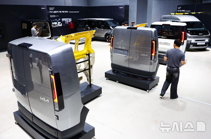 [광명=뉴시스] 황준선 기자 = 지난 22일 경기 광명시 아이벡스 스튜디오에서 열린 '더 기아 PV5 테크 데이'에 PV5의 모듈화 된 부품들인 플렉시블 바디 시스템(Flexible Body System)이 전시되어 있다.기아 최초의 전동화 전용 목적기반차량(PBV, Purpose-Built Vehicle)인 PV5는 부품이 모듈화된 플렉시블 바디 시스템(Flexible Body System)을 적용해 고객의 요구에 따라 패밀리카, 캠핑카, 업무용 차량 등 최대 16종의 조합이 가능한 것이 특징이다. 2025.07.23. hwang@newsis.com