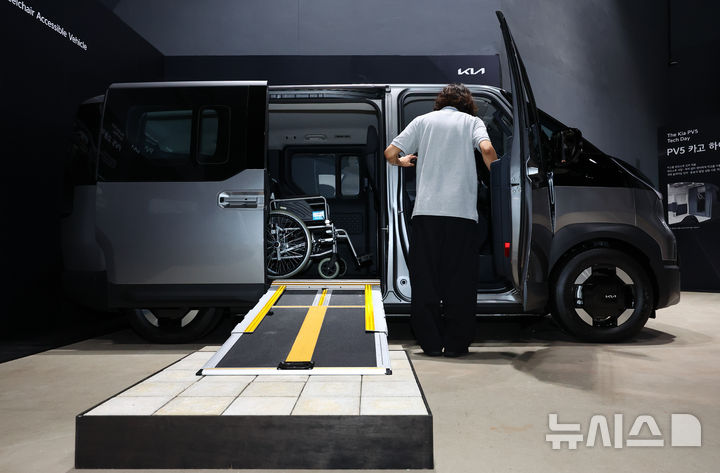 [광명=뉴시스] 황준선 기자 = 지난 22일 경기 광명시 아이벡스 스튜디오에서 열린 '더 기아 PV5 테크 데이'에 PV5 차량이 전시되어 있다.기아 최초의 전동화 전용 목적기반차량(PBV, Purpose-Built Vehicle)인 PV5는 부품이 모듈화된 플렉시블 바디 시스템(Flexible Body System)을 적용해 고객의 요구에 따라 패밀리카, 캠핑카, 업무용 차량 등 최대 16종의 조합이 가능한 것이 특징이다. 2025.07.23. hwang@newsis.com