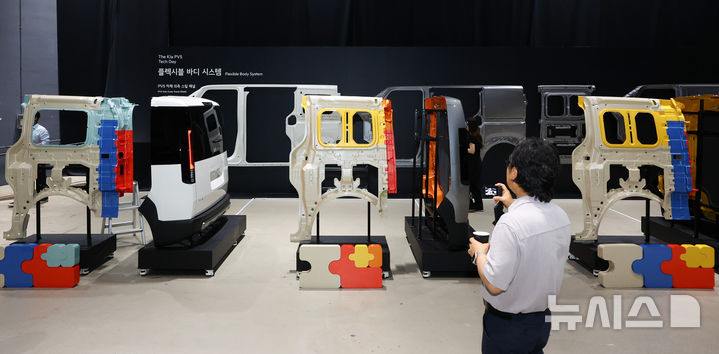 [광명=뉴시스] 황준선 기자 = 지난 22일 경기 광명시 아이벡스 스튜디오에서 열린 '더 기아 PV5 테크 데이'에 PV5의 모듈화 된 부품들인 플렉시블 바디 시스템(Flexible Body System)이 전시되어 있다.기아 최초의 전동화 전용 목적기반차량(PBV, Purpose-Built Vehicle)인 PV5는 부품이 모듈화된 플렉시블 바디 시스템(Flexible Body System)을 적용해 고객의 요구에 따라 패밀리카, 캠핑카, 업무용 차량 등 최대 16종의 조합이 가능한 것이 특징이다. 2025.07.23. hwang@newsis.com