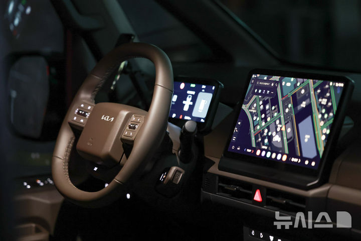 [광명=뉴시스] 황준선 기자 = 지난 22일 경기 광명시 아이벡스 스튜디오에서 열린 '더 기아 PV5 테크 데이'에 PV5 차량이 전시되어 있다.기아 최초의 전동화 전용 목적기반차량(PBV, Purpose-Built Vehicle)인 PV5는 부품이 모듈화된 플렉시블 바디 시스템(Flexible Body System)을 적용해 고객의 요구에 따라 패밀리카, 캠핑카, 업무용 차량 등 최대 16종의 조합이 가능한 것이 특징이다. 2025.07.23. hwang@newsis.com