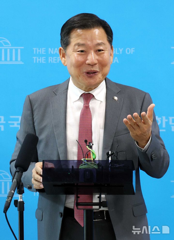 [서울=뉴시스] 조성봉 기자 = 이철규 국민의힘 의원이 22일 오후 서울 여의도 국회 소통관에서 '특검 관련 입장 발표 기자회견'을 마치고 취재진의 질문에 답변하고 있다. 2025.07.22. suncho21@newsis.com