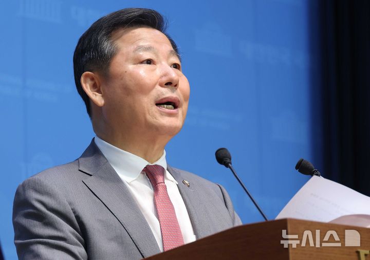 [서울=뉴시스] 조성봉 기자 = 이철규 국민의힘 의원이 지난달 22일 오후 서울 여의도 국회 소통관에서 열린 '특검 관련 입장 발표 기자회견'에서 발언을 하고 있다. 2025.07.22. suncho21@newsis.com 
