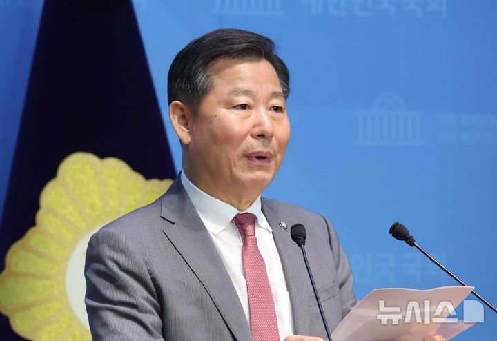 [서울=뉴시스] 조성봉 기자 = 이철규 국민의힘 의원이 22일 오후 서울 여의도 국회 소통관에서 열린 '특검 관련 입장 발표 기자회견'에서 발언을 하고 있다. 2025.07.22. suncho21@newsis.com 