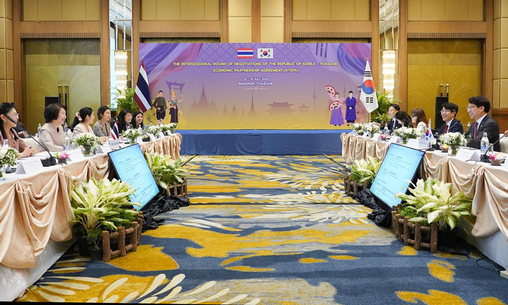 [서울=뉴시스] 노건기 산업통상자원부 통상교섭실장이 22일 태극 방콕에서 열린 한-태국 경제동반자협정 회기간협상 개회식에서 초티마 이음사와스디쿨 태국 상무부 통상교섭국장을 비롯한 정부대표관과 만나 인사말을 하고 있다. (사진=산업통상자원부 제공) 2025.07.22. photo@newsis.com *재판매 및 DB 금지