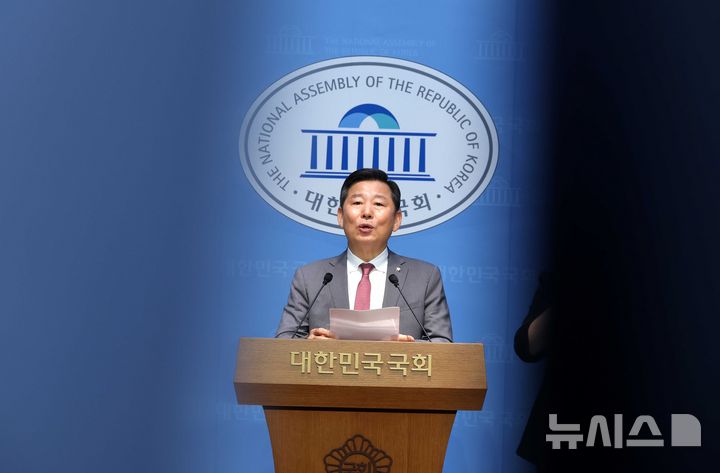 [서울=뉴시스] 조성봉 기자 = 이철규 국민의힘 의원이 22일 오후 서울 여의도 국회 소통관에서 열린 '특검 관련 입장 발표 기자회견'에서 발언을 하고 있다. 2025.07.22. suncho21@newsis.com 