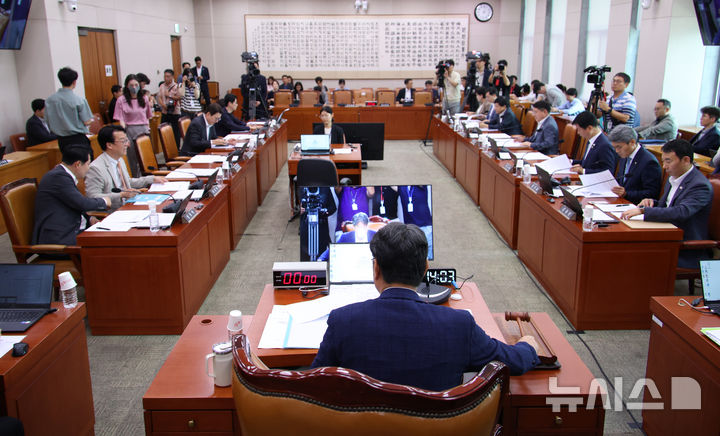 [서울=뉴시스] 김금보 기자 = 이춘석 국회 법제사법위원회 위원장이 22일 서울 여의도 국회에서 열린 법제사법위원회 전체회의에서 의사봉을 두드리고 있다. 2025.07.22. kgb@newsis.com