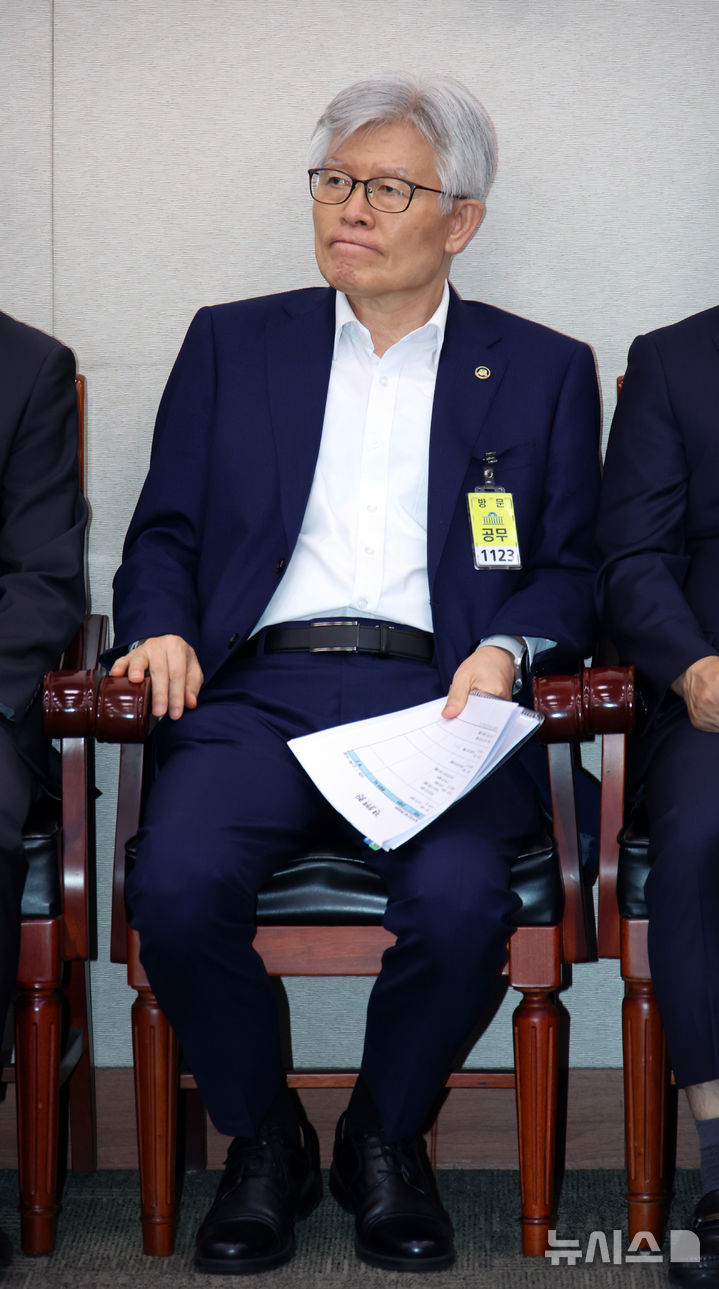 [서울=뉴시스] 김금보 기자 = 최동석 인사혁신처장이 22일 서울 여의도 국회에서 열린 법제사법위원회 전체회의에서 소관 순서를 기다리고 있다. 2025.07.22. kgb@newsis.com