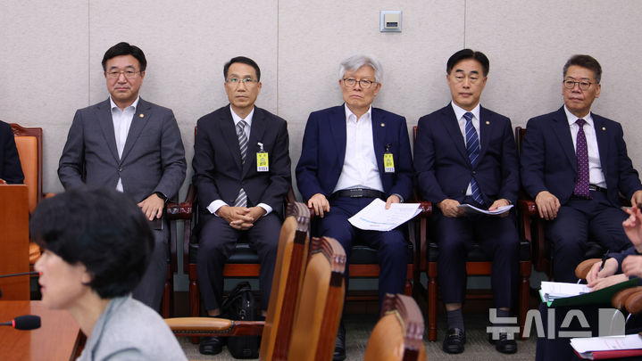 [서울=뉴시스] 김금보 기자 = 국회 행정안전위원회 소관 국무위원과 정부위원들이 22일 서울 여의도 국회에서 열린 법제사법위원회 전체회의에서 소관 순서를 기다리고 있다. 왼쪽부터 윤호중 행정안전부 장관, 유재성 경찰청장 직무대행, 최동석 인사혁신처장, 허석곤 소방청장, 김용빈 중앙선거관리위원회 사무총장. 2025.07.22. kgb@newsis.com