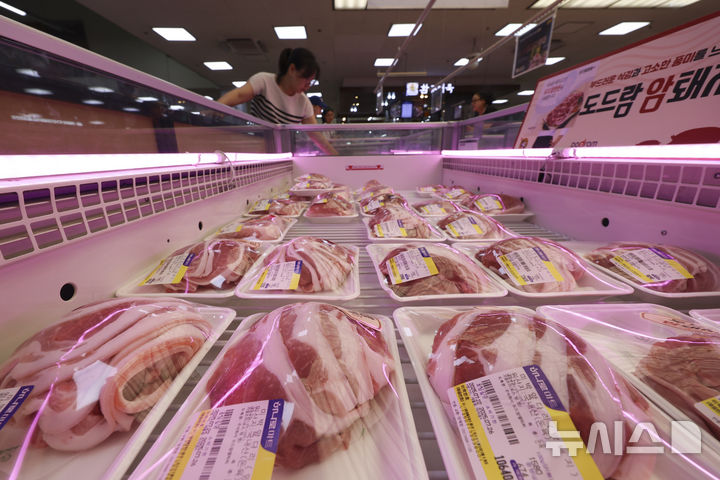 [서울=뉴시스] 김근수 기자 = 22일 서울 시내 한 대형마트 매대에서 소비자가 돼지고기를 고르고 있다. 2025.07.22. ks@newsis.com