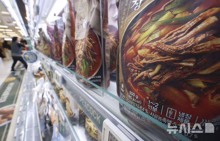 [서울=뉴시스] 김근수 기자 = 1인 가구 증가로 유통가에 1인분 메뉴가 인기를 끄는 가운데 22일 서울 시내 한 대형마트에서 소비자가 소량 밀키트를 고르고 있다. 사진은 기사와 관련없음. 2025.07.22. ks@newsis.com