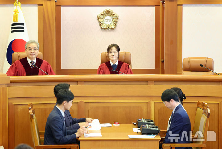 [서울=뉴시스] 배훈식 기자 = 정정미(오른쪽), 조한창 헌법재판관이 22일 오후 서울 종로구 헌법재판소 소심판정에서 열린 조지호 경찰청장 탄핵심판 2차 변론준비기일에 자리하고 있다. 2025.07.22. dahora83@newsis.com