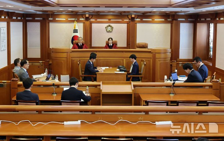 [서울=뉴시스] 배훈식 기자 = 정정미(오른쪽), 조한창 헌법재판관이 22일 오후 서울 종로구 헌법재판소 소심판정에서 열린 조지호 경찰청장 탄핵심판 2차 변론준비기일에 자리하고 있다. 2025.07.22. dahora83@newsis.com