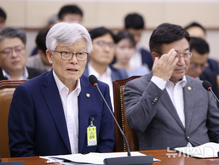 [서울=뉴시스] 김명년 기자 = 최동석 인사혁신처장이 22일 오후 서울 여의도 국회에서 열린 법제사법위원회 전체회의에서 의원 질문에 답변하고 있다. 2025.07.22. kmn@newsis.com