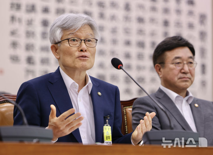 [서울=뉴시스] 김명년 기자 = 최동석 인사혁신처장이 22일 오후 서울 여의도 국회에서 열린 법제사법위원회 전체회의에서 의원 질문에 답변하고 있다. 2025.07.22. kmn@newsis.com