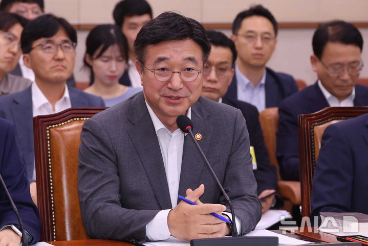 [서울=뉴시스] 조성봉 기자 = 윤호중 행정안전부 장관이 지난 7월 22일 오후 서울 여의도 국회에서 열린 법제사법위원회 전체회의에서 의원의 질의에 답변하고 있다. 2025.07.22. suncho21@newsis.com