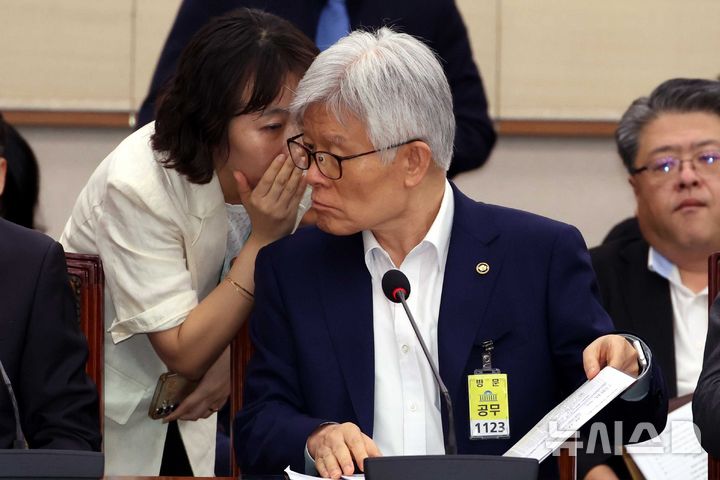 [서울=뉴시스] 조성봉 기자 = 최동석 인사혁신처장이 22일 오후 서울 여의도 국회에서 열린 법제사법위원회 전체회의에서 관계자와 귀엣말을 나누고 있다. 2025.07.22. suncho21@newsis.com