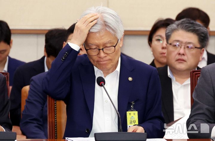 [서울=뉴시스] 조성봉 기자 = 최동석 인사혁신처장이 22일 오후 서울 여의도 국회에서 열린 법제사법위원회 전체회의에서 손으로 머리를 넘기고 있다. 2025.07.22. suncho21@newsis.com