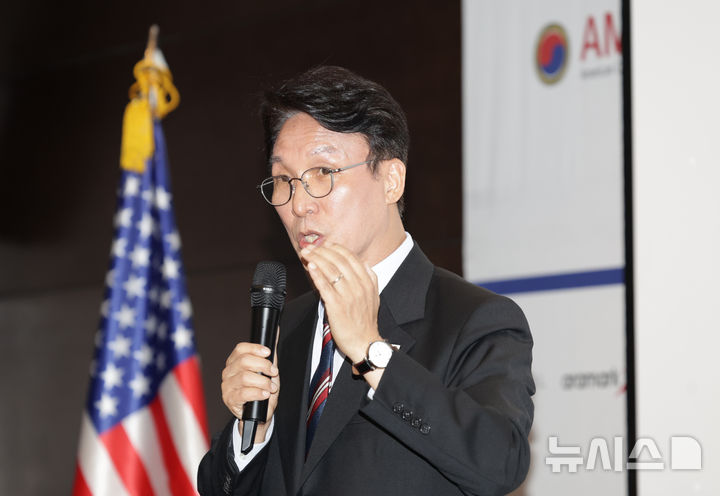 [서울=뉴시스] 청사사진기자단 = 김민석 국무총리가 22일 오후 서울 영등포구 콘래드서울 호텔에서 열린 주한미국상공회의소 (AMCHAN KOREA) 세미나에 참석해 기조연설을 하고 있다. 2025.07.22. photo@newsis.com