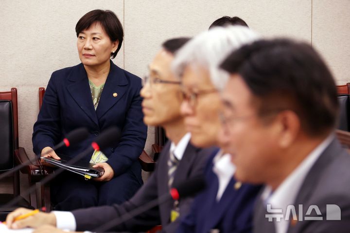 [서울=뉴시스] 조성봉 기자 = 송미령 농림축산식품부 장관이 22일 오후 서울 여의도 국회에서 열린 법제사법위원회 전체회의에 출석해 대기하고 있다. 2025.07.22. suncho21@newsis.com