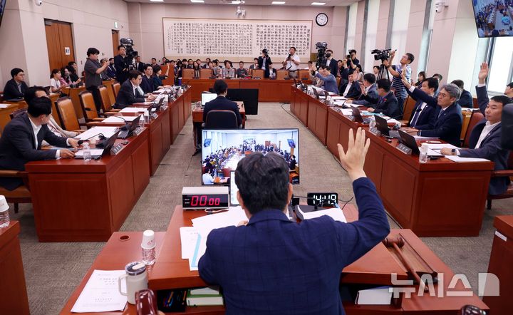 [서울=뉴시스] 조성봉 기자 = 이춘석 법사위원장이 난 22일 오후 서울 여의도 국회 법제사법위원회 전체회의에서 열린 'AI 디지털 교과서의 법적 지위를 교육자료로 바꾸는 초·중등교육법 일부개정법률안'에 대해 거수 투표를 진행하고 있다. 2025.07.22. suncho21@newsis.com