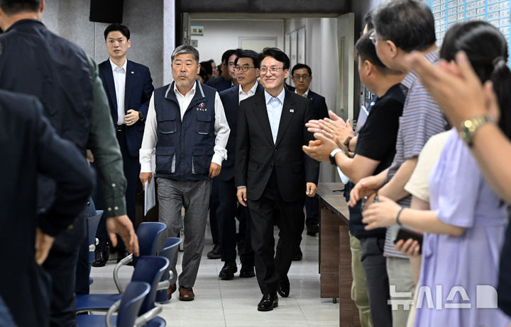 [서울=뉴시스] 청사사진기자단 = 김민석 국무총리가 22일 오후 서울 영등포 한국노총을 방문해 김동명 한국노총 위원장과 간담회장으로 이동하고 있다. 2025.07.22. photo@newsis.com