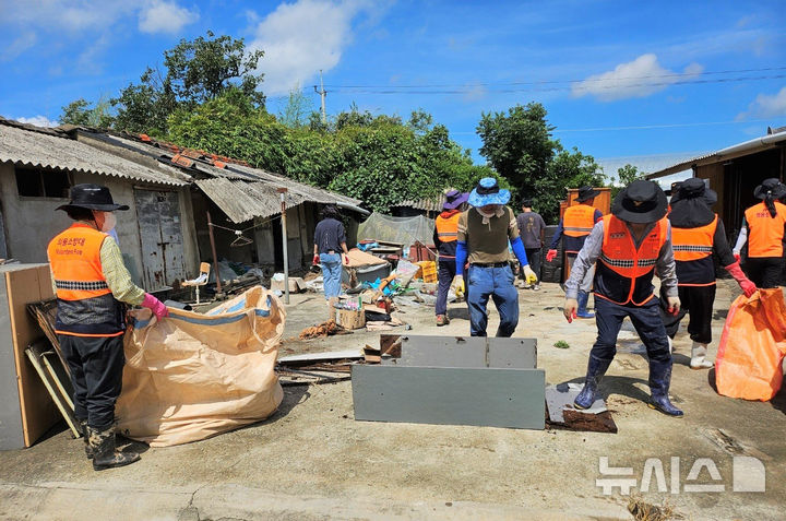 22일 전남 나주시 동강면에서 최근 집중호우로 침수 피해를 본 저지대 농가 4가구에 대한 긴급 복구 작업이 펼쳐졌다. (사진=나주시 제공) photo@newsis.com
