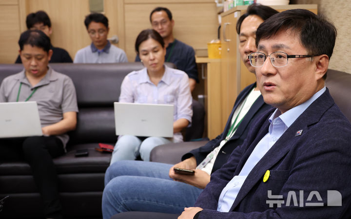 [세종=뉴시스] 강종민 기자 = 김성환 신임 환경부 장관이 22일 세종시 정부세종청사 환경부 기자실을 찾아 출입기자들의 질문에 답하고 있다. 2025.07.22. ppkjm@newsis.com