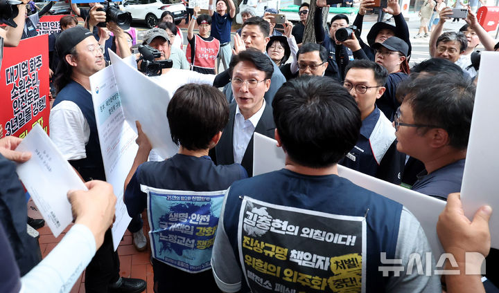 [서울=뉴시스] 추상철 기자 = 민주노총 간담회에 참석하는 김민석 국무총리가 22일 오후 서울 중구 전국민주노동조합총연맹 앞에서 노조원들의 요구사항을 듣고 있다. 2025.07.22. scchoo@newsis.com