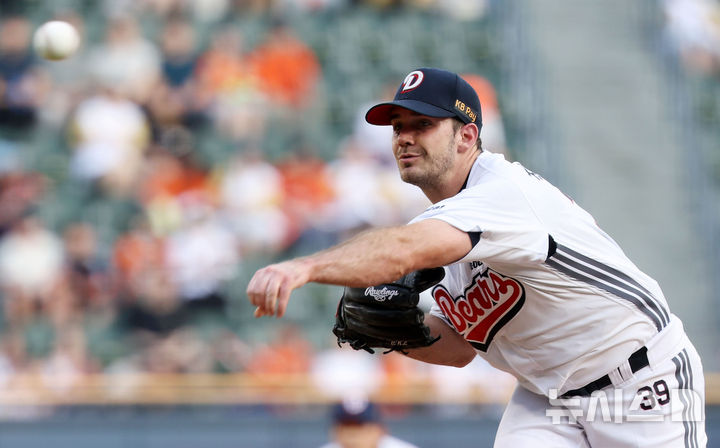 [서울=뉴시스] 홍효식 기자 = 22일 서울 송파구 잠실야구장에서 열린 2025 KBO리그 한화 이글스와 두산 베어스의 경기, 두산 선발투수 잭로그가 공을 던지고 있다. 2025.07.22. yesphoto@newsis.com