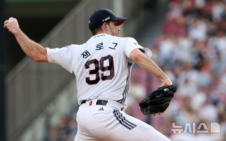 [서울=뉴시스] 홍효식 기자 = 22일 서울 송파구 잠실야구장에서 열린 2025 KBO리그 한화 이글스와 두산 베어스의 경기, 두산 선발투수 잭로그가 공을 던지고 있다. 2025.07.22. yesphoto@newsis.com