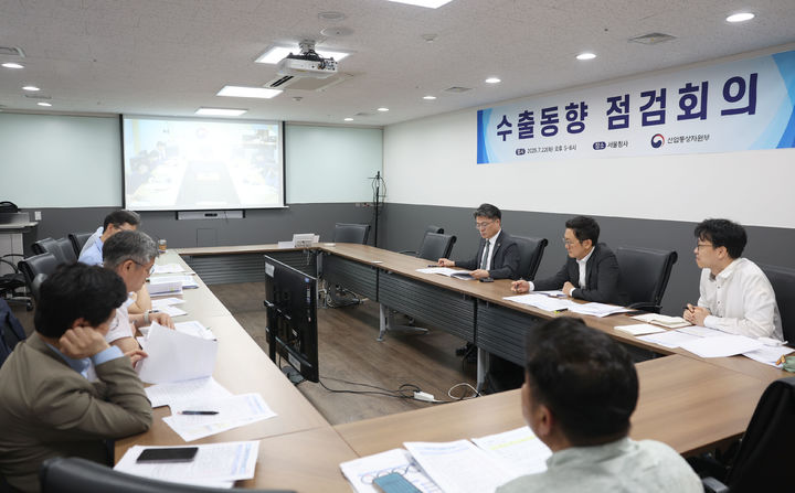 [서울=뉴시스] 김진아 기자 = 문신학 산업통상자원부 1차관이 22일 서울 종로구 정부서울청사에서 열린 '2025년 7월 수출동향 점검회의'를 주재하고 있다. (사진=산업통상자원부 제공) 2025.07.22. photo@newsis.com *재판매 및 DB 금지