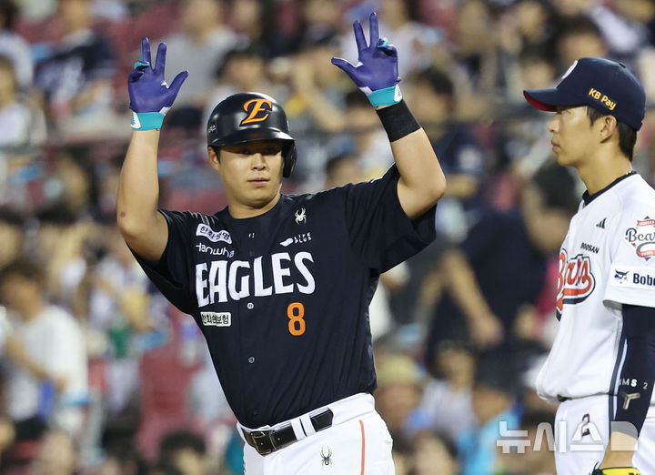 [서울=뉴시스] 홍효식 기자 = 22일 서울 송파구 잠실야구장에서 열린 2025 KBO리그 한화 이글스와 두산 베어스의 경기, 6회초 1사 한화 노시환이 1루타를 친 뒤 세리머니하고 있다. 2025.07.22. yesphoto@newsis.com