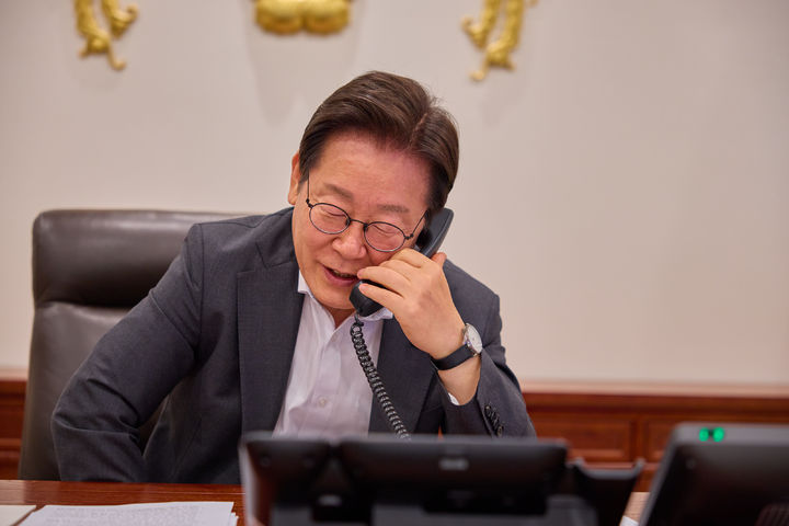 [서울=뉴시스] 최동준 기자 = 이재명 대통령이 22일 서울 용산 대통령실 청사에서 타밈 빈 하마드 알 싸니 카타르 국왕과 통화하고 있다. (사진=대통령실 제공) 2025.07.22. photo@newsis.com *재판매 및 DB 금지