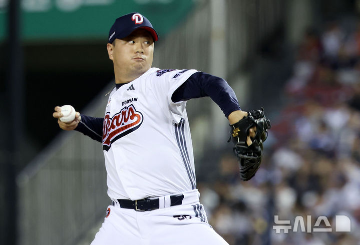 [서울=뉴시스] 홍효식 기자 = 22일 서울 송파구 잠실야구장에서 열린 2025 KBO리그 한화 이글스와 두산 베어스의 경기, 8회초 등판한 두산 바뀐 이영하가 공을 던지고 있다. 2025.07.22. yesphoto@newsis.com