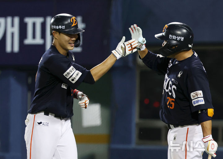 [서울=뉴시스] 홍효식 기자 = 22일 서울 송파구 잠실야구장에서 열린 2025 KBO리그 한화 이글스와 두산 베어스의 경기, 9회초 2사 한화 심우준(왼쪽)이 솔로포를 날린 뒤 기뻐하고 있다. 2025.07.22. yesphoto@newsis.com