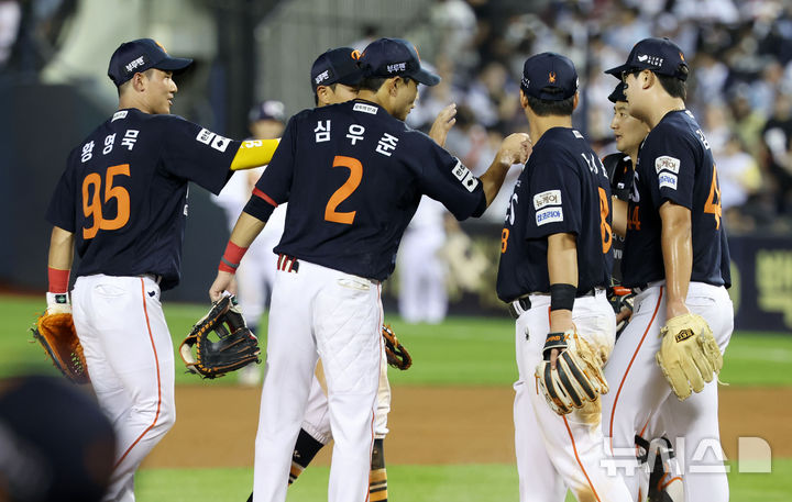 [서울=뉴시스] 홍효식 기자 = 22일 서울 송파구 잠실야구장에서 열린 2025 KBO리그 한화 이글스와 두산 베어스의 경기, 2-1로 승리한 한화 선수들이 기뻐하고 있다.이번 승리로 한화는 단일 시즌 두 번째 10연승을 달성하며, 구단 최초 기록을 세웠다. 2025.07.22. yesphoto@newsis.com