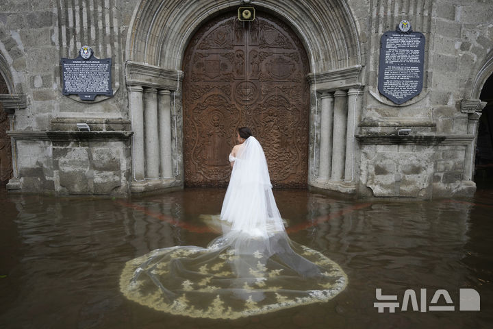 [말로로스=AP/뉴시스] 22일(현지 시간) 필리핀 불라칸 주 말로로스 바라소인 교회에서 열린 결혼식에서 신부가 입장 대기하고 있다. 2025.07.23.