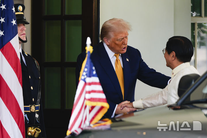 [워싱턴=AP/뉴시스] 도널드 트럼프 미국 대통령이 22일(현지 시간) 미국 워싱턴 백악관에서 페르디난드 마르코스 주니어 필리핀 대통령을 맞고 있다. 2025.07.23.