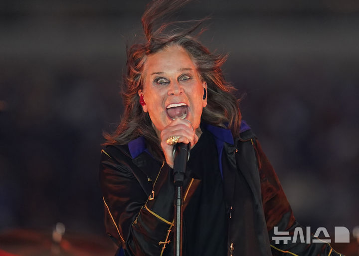 [잉글우드=AP/뉴시스] 고(故) 오지 오스본이 2022년 9월 8일(현지 시간) 미국 캘리포니아 잉글우드에서 열린 프로 미식축구협회 경기에서 하프타임 공연을 하고 있다. 유족은 22일 아침 잉글랜드 버밍엄에서 오스본이 사망했다고 전했다. 향년 76세. 2025.07.23.