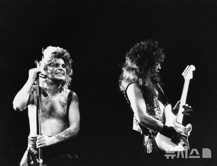 [리우데자네이루=AP/뉴시스] 오지 오스본(왼쪽)이 1985년 1월 17일 브라질 리우데자네이루에서 열린 '록 인 리우' 축제에서 공연하는 모습. 2025.07.23.